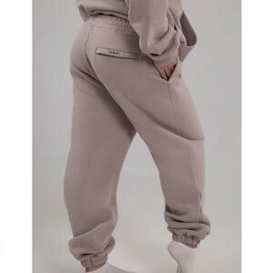 Comfrt Travel Essentials Joggers in Bark - size Small - UNWORN